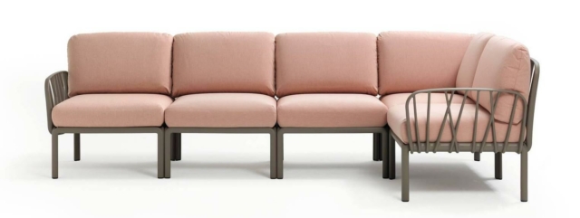 Komodo di Nardi divano componibile con struttura in plastica grigia e cuscini rosa Komodo di Nardi divano componibile con struttura in plastica grigia e cuscini rosa