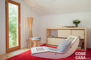 ambiente sul soppalco nella casa con la scala che contiene