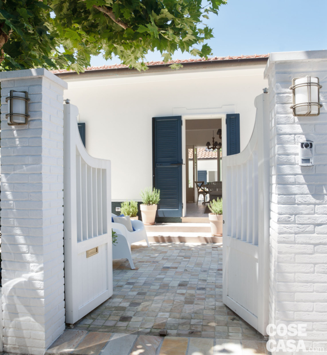 villa al mare, ingresso, cancello, pavimentazione in pietra, portafinestra, persiane verdi villa al mare, ingresso, cancello, pavimentazione in pietra, portafinestra, persiane verdi
