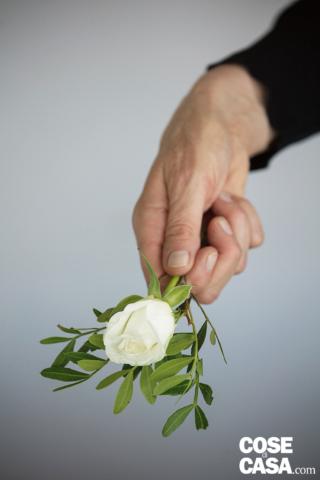 2. Prendere un rametto di lentisco e appoggiarvi sopra la Rosa ‘Akito’, tenendo gli steli ben saldi.