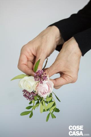 3. Affiancare la Rosa ‘Candy Flow’ alla ‘Akito’, quindi sistemare le due infiorescenze dell’Asclepias in modo che una rimanga davanti alle rose e l’altra dietro, in posizione leggermente asimmetrica.