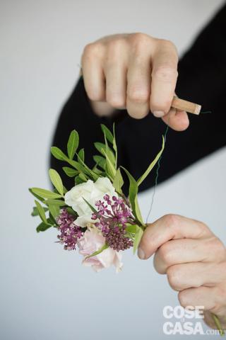 4. Tenendo ben fermi i fiori in una mano, fermare
con il dito indice un’estremità del filo di ferro
e con l’altra mano avvolgerlo più volte
e piuttosto stretto intorno al piccolo bouquet.