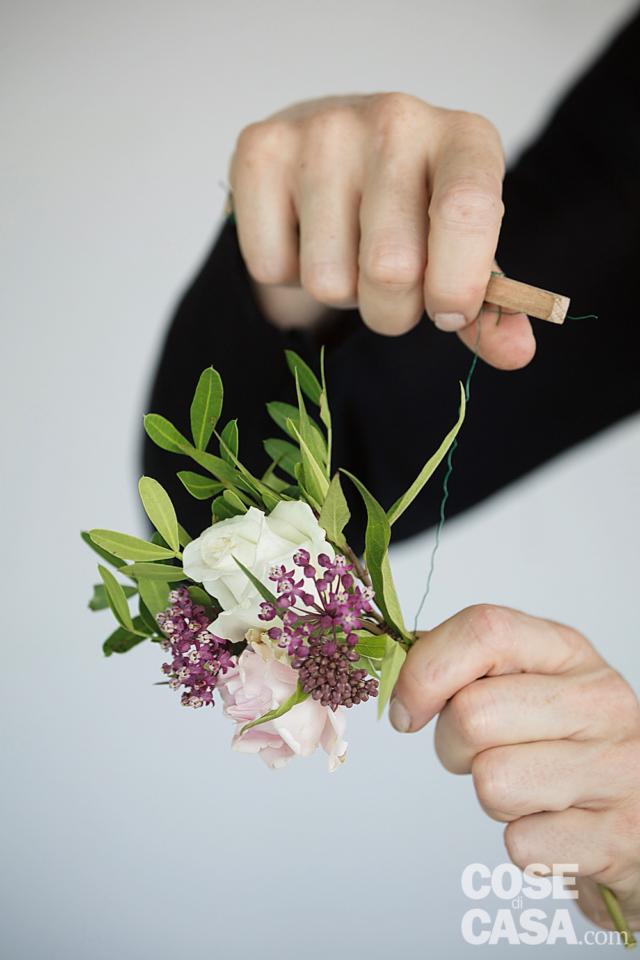 mini bouquet: legare il mazzo con il filo da fioristi mini bouquet: legare il mazzo con il filo da fioristi