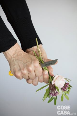 5. Con il coltellino tenuto a 45 gradi e davanti al pollice, in un solo gesto recidere, prestando attenzione a non tagliarsi, tutti gli steli a 10 cm come mostrato in foto.