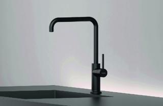 Con bocca girevole e doccetta estraibile, Sprint SP82710 di Guglielmi ha cartuccia in ceramica; la portata è 9 l/min. Sagomato ad angolo retto, con finitura nero opaco, misura P 22,5 x H 25 cm e costa 377 euro. www.guglielmi.com Con bocca girevole e doccetta estraibile, Sprint SP82710 di Guglielmi ha cartuccia in ceramica; la portata è 9 l/min. Sagomato ad angolo retto, con finitura nero opaco, misura P 22,5 x H 25 cm e costa 377 euro. www.guglielmi.com
