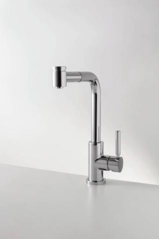 La doccetta spray estraibile caratterizza il miscelatore Da-Da di Zazzeri. Con collo girevole, è in ottone con finitura cromo, ma è disponibile in 3 altre finiture.  Il collo è alto 34 cm. Prezzo 478 euro www.zazzeri.it La doccetta spray estraibile caratterizza il miscelatore Da-Da di Zazzeri. Con collo girevole, è in ottone con finitura cromo, ma è disponibile in 3 altre finiture.  Il collo è alto 34 cm. Prezzo 478 euro www.zazzeri.it