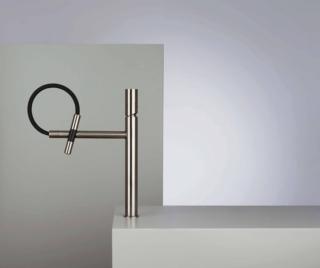 Particolarmente pratico nell’uso grazie al flessibile con molla, Giò di F.lli Frattini è disponibile nelle finiture cromato, cromo nero, finitura inox, bianco o nero opaco. Ha inoltre doccetta estraibile e canna che ruota di 180°. È alto 35 cm. Cromato prezzo 465 euro. www.frattini.com Particolarmente pratico nell’uso grazie al flessibile con molla, Giò di F.lli Frattini è disponibile nelle finiture cromato, cromo nero, finitura inox, bianco o nero opaco. Ha inoltre doccetta estraibile e canna che ruota di 180°. È alto 35 cm. Cromato prezzo 465 euro. www.frattini.com