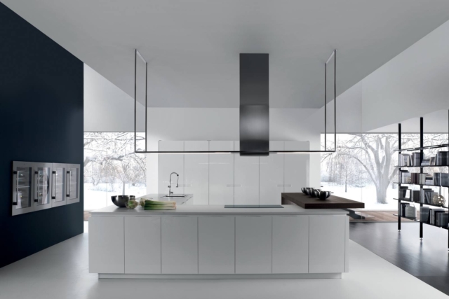 cucina Royale di Rastelli bianco laccato lucido spazzolato, piano in rovere termotrattato tranché, armadi colonna cucina Royale di Rastelli bianco laccato lucido spazzolato, piano in rovere termotrattato tranché, armadi colonna