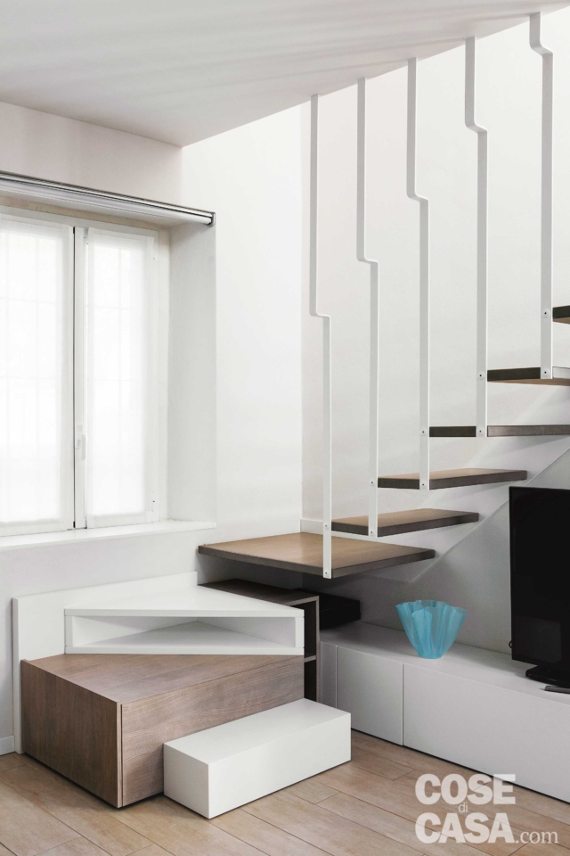 particolare scala contenitore, casa di 100 su due livelli, ricavata unendo due appartamenti e sfruttando il sottotetto particolare scala contenitore, casa di 100 su due livelli, ricavata unendo due appartamenti e sfruttando il sottotetto