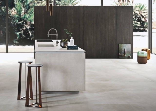 cucina Way Materia di Snaidero, isola e piano in finitura Ceramica Laminam Calce Grigio, ante legno rovere carbone cucina Way Materia di Snaidero, isola e piano in finitura Ceramica Laminam Calce Grigio, ante legno rovere carbone
