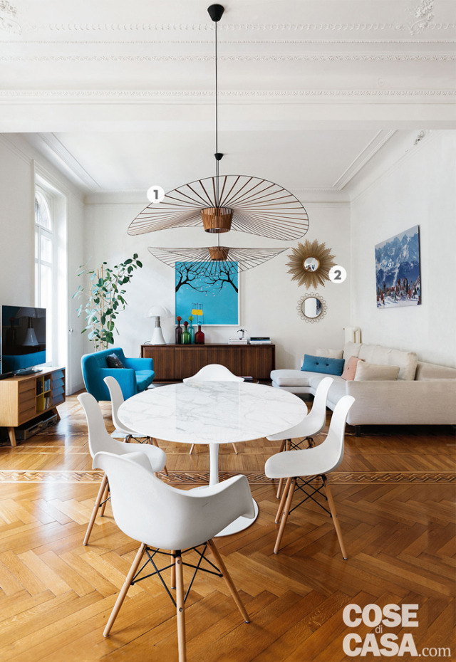 soggiorno, tavolo, sedie bianche di design, parquet a spina di pesce, lampadario, intarsi, zona tv soggiorno, tavolo, sedie bianche di design, parquet a spina di pesce, lampadario, intarsi, zona tv