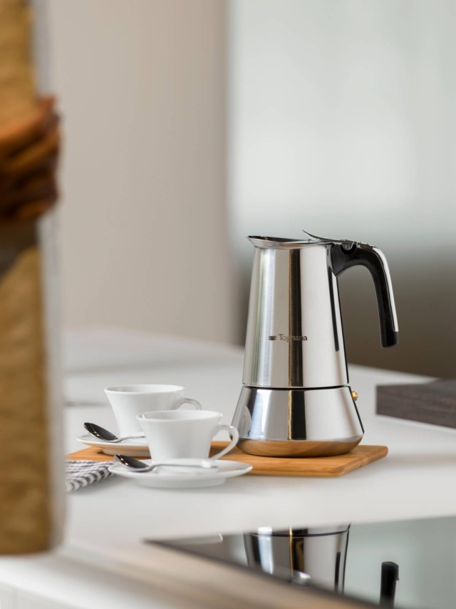 moka Riflex Induction di Tognana ha corpo in acciaio inox 18/10 fondo ad alto spessore e guarnizione in silicone moka Riflex Induction di Tognana ha corpo in acciaio inox 18/10 fondo ad alto spessore e guarnizione in silicone