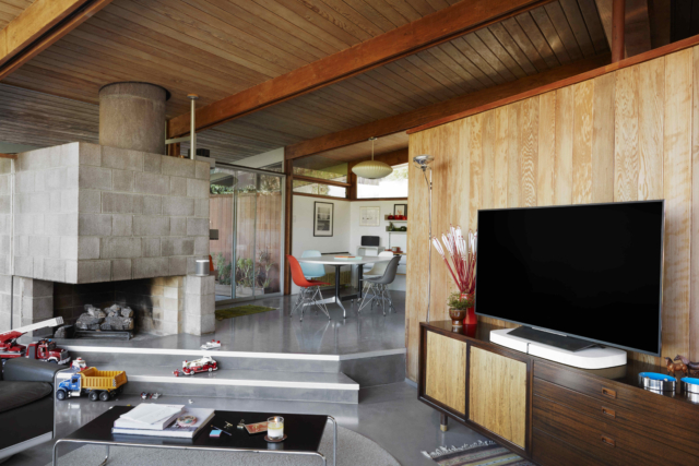 Playbase di Sonos con sistema wireless audio e telecomando Apple AirPlay 2 Playbase di Sonos con sistema wireless audio e telecomando Apple AirPlay 2