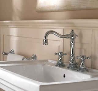 rubinetteria lavabo a tre fori con collo girevole Kent di Zazzeri in stile classico e finitura cromata rubinetteria lavabo a tre fori con collo girevole Kent di Zazzeri in stile classico e finitura cromata