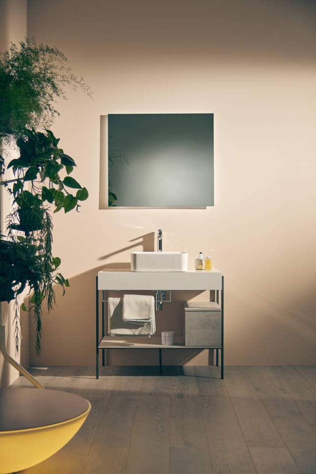 Per il bagno in stile industriale, il lavabo da 40 x 40 cm Strada II di Ideal Standard poggia sul mobile Adapto con mensola da 85 cm bianco lucido, base sospesa da 25 cm grigio cemento, miscelatore Connect Air da appoggio, specchio del bagno 80 x 70 cm e portasciugamano Per il bagno in stile industriale, il lavabo da 40 x 40 cm Strada II di Ideal Standard poggia sul mobile Adapto con mensola da 85 cm bianco lucido, base sospesa da 25 cm grigio cemento, miscelatore Connect Air da appoggio, specchio del bagno 80 x 70 cm e portasciugamano