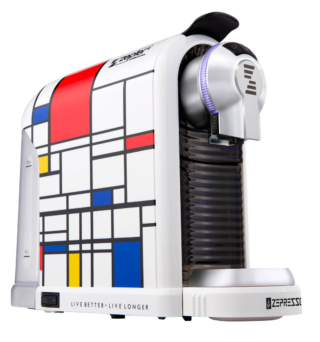 La Macchina per il caffè Zepresso Trend Mondrian di Zepter funziona con capsule Zepresso in 4 fragranze ( Moka-Gold, Ristretto, Decaffeinato, Aroma) ma è compatibile anche con quelle di Nespresso. È dotata anche dell’opzione bevande fredde con un dispenser adattabile all’altezza della tazza (tazzina o mug). Ha potenza di 1260 Watt. Prezzo 229 euro. shop.zepter.co.it