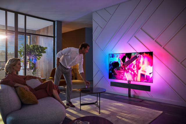 TV da 65 pollici OLED+ 984 di Philips con design ultrasottile TV da 65 pollici OLED+ 984 di Philips con design ultrasottile