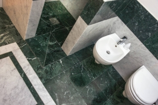 rivestimenti in marmo verde Alpi e marmo bianco Carrara di Cristiani rivestimenti in marmo verde Alpi e marmo bianco Carrara di Cristiani