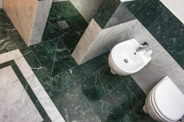 rivestimenti in marmo verde Alpi e marmo bianco Carrara di Cristiani rivestimenti in marmo verde Alpi e marmo bianco Carrara di Cristiani