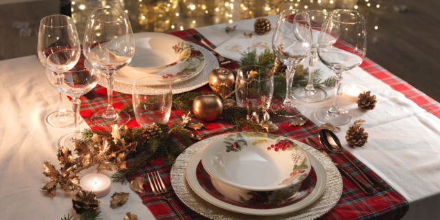 Foto Di Tavole Di Natale.Tavola Di Natale Piatti E Decorazioni Oro Rosso Bianco Cose Di Casa