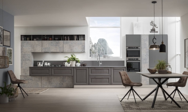 Cucina Lola di Arrex in finitura décapé colore antracite abbinata a ante e piano Cucina Lola di Arrex in finitura décapé colore antracite abbinata a ante e piano