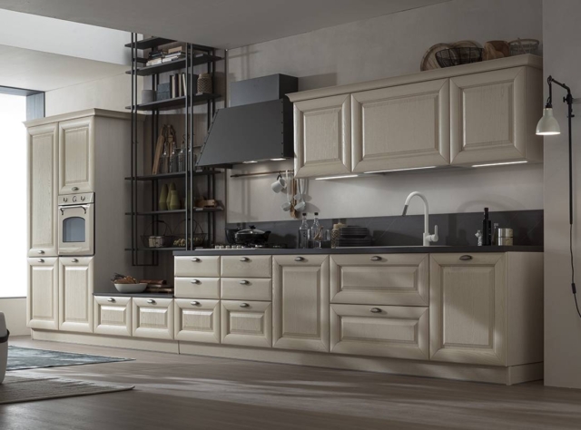 Cucina Lola in finitura décapé colore bianco con struttura portamensole e cappa in metallo Cucina Lola in finitura décapé colore bianco con struttura portamensole e cappa in metallo