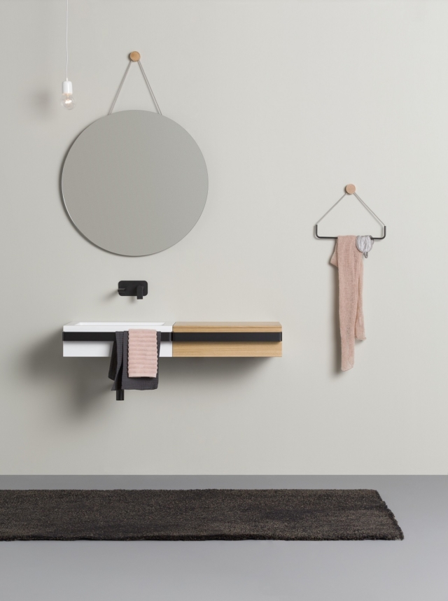 specchio tondo a parete in faggio della collezione Ring, Ever Life Design, di Desivero specchio tondo a parete in faggio della collezione Ring, Ever Life Design, di Desivero