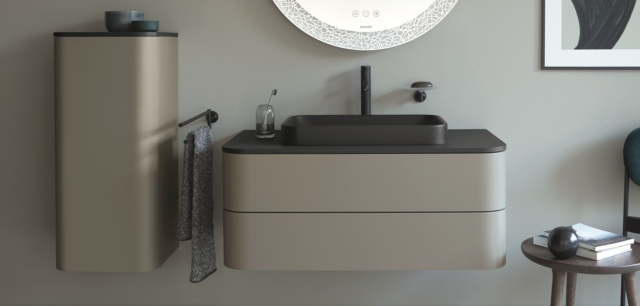 consolle in grigio grafite super opaco con trattamento antimpronta e il mobile sospeso con due cassetti laccato in grigio pietra satinato fanno parte della composizione Happy D.2 Plus di Duravit consolle in grigio grafite super opaco con trattamento antimpronta e il mobile sospeso con due cassetti laccato in grigio pietra satinato fanno parte della composizione Happy D.2 Plus di Duravit