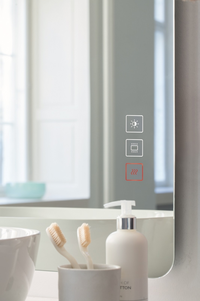 specchi della collezione Luv di Duravit sono dotati di tecnologia a icone con pannello di controllo sulla superficie dello specchio per comandare luce principale e antiappannamento specchi della collezione Luv di Duravit sono dotati di tecnologia a icone con pannello di controllo sulla superficie dello specchio per comandare luce principale e antiappannamento