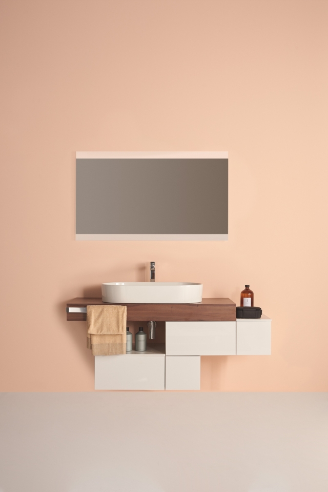 luce a LED “High Light” integrata, sopra e sotto, lo specchio rettangolare di Ideal Standard luce a LED “High Light” integrata, sopra e sotto, lo specchio rettangolare di Ideal Standard