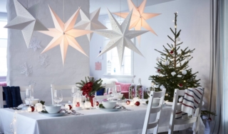 tavola di Natale in stile nordico apparecchiata con stoviglie e accessori linea Vinterfest di Ikea Italia tavola di Natale in stile nordico apparecchiata con stoviglie e accessori linea Vinterfest di Ikea Italia