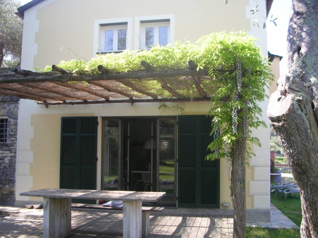 la facciata verso il giardino finita con la nuova grande apertura la facciata verso il giardino finita con la nuova grande apertura