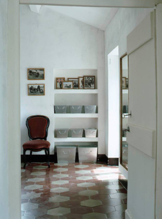 Camera da letto con nicchia attrezzata con mensole in muratura di fronte all'ingresso. progetto Clara Bona