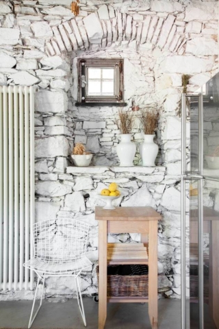 la parete in pietra bianca