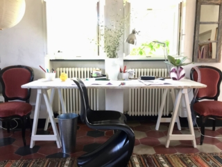 Progetto camera in rustico in Liguria a cura di Clara Bona. Parete con scrivanie sotto le due finestre