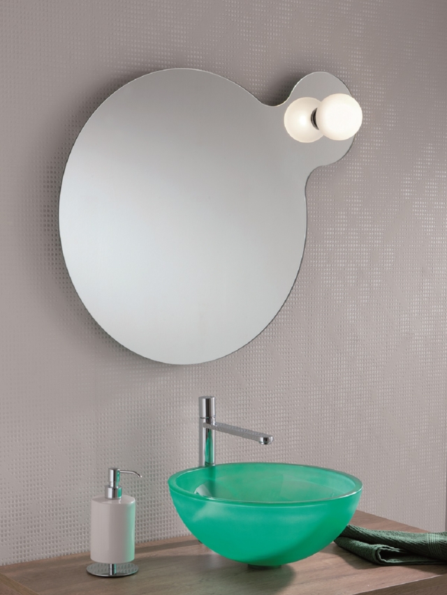 dotato di illuminazione integrata lo specchio sagomato con filo lucido di Stilhaus dotato di illuminazione integrata lo specchio sagomato con filo lucido di Stilhaus