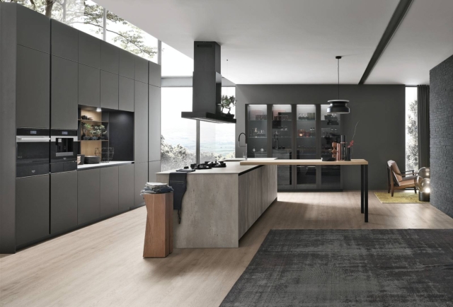 cucina Aliant di Stosa Cucine con ante in vetro Nero Assoluto Opaco; l'isola invece è in laminato HPL Argilla cucina Aliant di Stosa Cucine con ante in vetro Nero Assoluto Opaco; l'isola invece è in laminato HPL Argilla