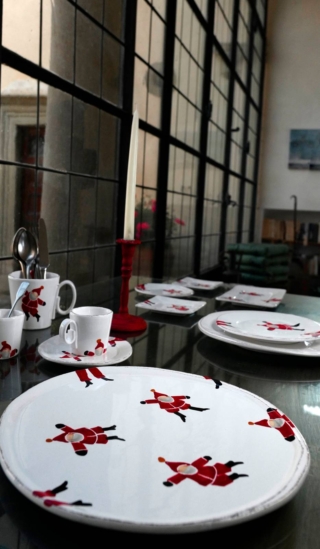 piatti realizzati a mano in ceramica decorata babbo natale Linea Natale di Virginia Casa piatti realizzati a mano in ceramica decorata babbo natale Linea Natale di Virginia Casa