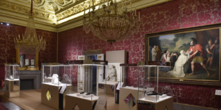 Ai piedi degli dei. Le calzature antiche e la loro fortuna nella cultura del Novecento Ai piedi degli dei. Le calzature antiche e la loro fortuna nella cultura del Novecento