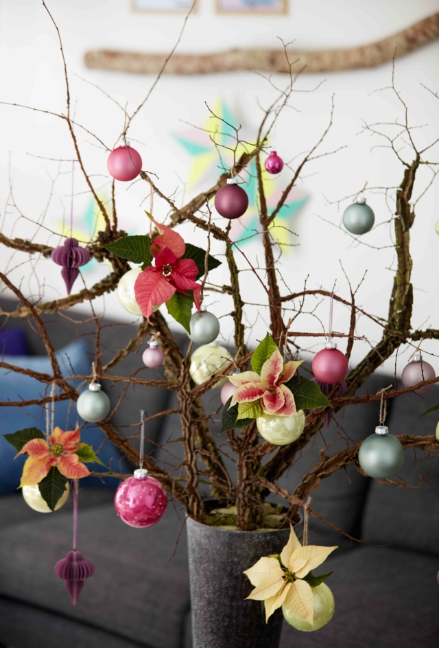 Vaso con fiori e palle di Natale Vaso con fiori e palle di Natale