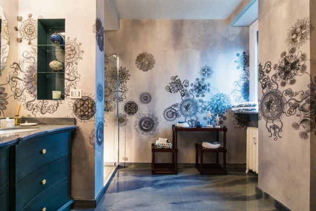 Bagno casa ristrutturata in stile classico moderno, pareti rivestite in carta da parati, pavimento in marmo blu e piccola consolle in legno con tavolini. Bagno casa ristrutturata in stile classico moderno, pareti rivestite in carta da parati, pavimento in marmo blu e piccola consolle in legno con tavolini.