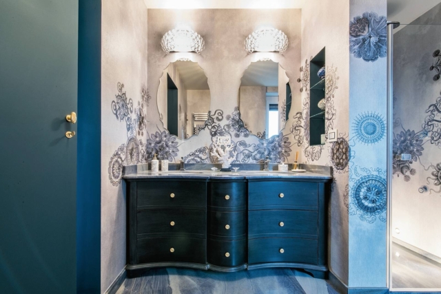 Zona lavaggio bagno casa ristrutturata in stile classico moderno con mobile sottolavabo doppio in stile marinaro e specchiere sagomate. Zona lavaggio bagno casa ristrutturata in stile classico moderno con mobile sottolavabo doppio in stile marinaro e specchiere sagomate.