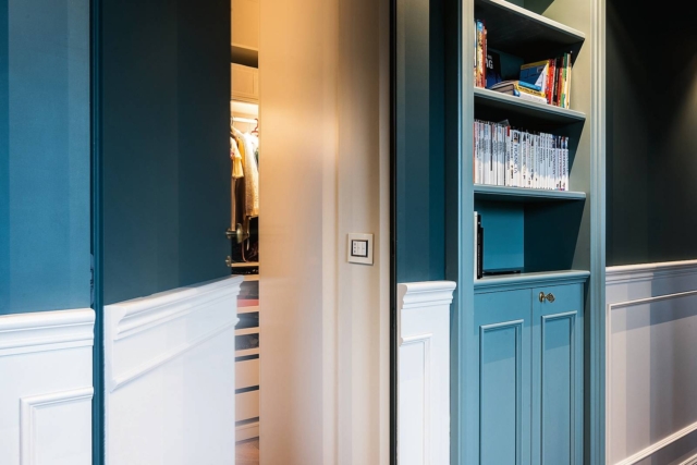 Arredi fissi camera da letto casa classica ristrutturata in stile classico moderno, libreria alternata a parete blu con boiserie bianca. Arredi fissi camera da letto casa classica ristrutturata in stile classico moderno, libreria alternata a parete blu con boiserie bianca.