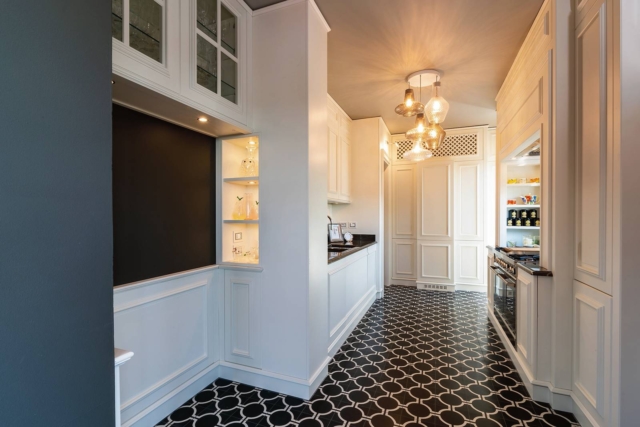 Cucina casa ristrutturata in stile classico moderno, grande lampadario in vetro a più luci. Cucina casa ristrutturata in stile classico moderno, grande lampadario in vetro a più luci.