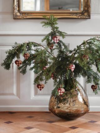 decori natale 2022 cuori legno quercia scacchiera chrismas heart vaso vetro marrone carl hansen decori natale 2022 cuori legno quercia scacchiera chrismas heart vaso vetro marrone carl hansen
