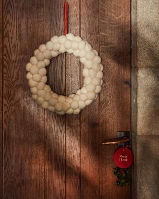 decori natale 2022 ghirlanda palline feltro bianco lavorazione artigianale domitille kave home decori natale 2022 ghirlanda palline feltro bianco lavorazione artigianale domitille kave home