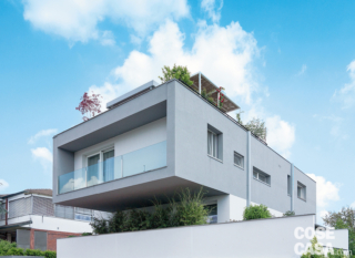esterno dell'edificio, volume aggettante in cemento, balcone con balaustra vetrata esterno dell'edificio, volume aggettante in cemento, balcone con balaustra vetrata