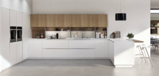cucina a ferro di cavallo Telero di Euromobil, penisola con bancone snack, ante lisce nella finitura vetro laccato bianco ottico opaco, pensili rovere materia Giza cucina a ferro di cavallo Telero di Euromobil, penisola con bancone snack, ante lisce nella finitura vetro laccato bianco ottico opaco, pensili rovere materia Giza