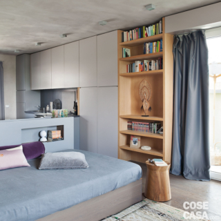 Lungo l'intera parete, una composizione che arriva a filo del soffitto integra la zona cottura, incornicia la portafinestra affacciata sul balcone e prosegue quindi con altre armadiature anche in corrispondenza dell'area living. Nelle finiture si alternano il laccato bianco opaco delle ante, il rovere naturale dei moduli a giorno, i grigi dei vari elementi della cucina: in questo modo le diverse funzioni, nonché i pieni e i vuoti, risultano ben individuati, con un risultato estetico leggero e omogeneo. E con il grande vantaggio di utilizzare a pieno ogni centimetro. Il soffitto dell'abitazione non è stato ribassato da controsoffittature, ma mantenuto alla piena altezza di 270 cm circa. Per illuminare l'ambiente unico non sono stati quindi utilizzati faretti a incasso, ma modelli sporgenti, installati in sequenza direttamente nel plafone, a distanza regolare in modo da produrre, nell'insieme, una luce uniforme. Nella zona operativa della cucina i mobili sono stati realizzati su disegno dal falegname. In una base è incassato un elettrodomestico a doppia funzione (Duo di Candy) che in un'altezza standard di 85 cm integra un forno e una mini-lavastoviglie sovrapposti; lavello e piano cottura a gas (sempre di Candy) sono installati a destra e a sinistra in modo da garantire la massima praticità ed ergonomia. Lungo l'intera parete, una composizione che arriva a filo del soffitto integra la zona cottura, incornicia la portafinestra affacciata sul balcone e prosegue quindi con altre armadiature anche in corrispondenza dell'area living. Nelle finiture si alternano il laccato bianco opaco delle ante, il rovere naturale dei moduli a giorno, i grigi dei vari elementi della cucina: in questo modo le diverse funzioni, nonché i pieni e i vuoti, risultano ben individuati, con un risultato estetico leggero e omogeneo. E con il grande vantaggio di utilizzare a pieno ogni centimetro. Il soffitto dell'abitazione non è stato ribassato da controsoffittature, ma mantenuto alla piena altezza di 270 cm circa. Per illuminare l'ambiente unico non sono stati quindi utilizzati faretti a incasso, ma modelli sporgenti, installati in sequenza direttamente nel plafone, a distanza regolare in modo da produrre, nell'insieme, una luce uniforme. Nella zona operativa della cucina i mobili sono stati realizzati su disegno dal falegname. In una base è incassato un elettrodomestico a doppia funzione (Duo di Candy) che in un'altezza standard di 85 cm integra un forno e una mini-lavastoviglie sovrapposti; lavello e piano cottura a gas (sempre di Candy) sono installati a destra e a sinistra in modo da garantire la massima praticità ed ergonomia.