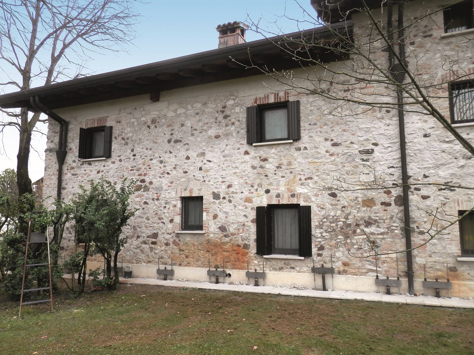 Dida
I micropali Novatek® hanno diametro ridotto e funzionano con sistema di infissione a pressione che consente di testare la portata di ogni singolo micropalo durante tutto il corso del procedimento. La resistenza di ogni micropalo è controllata tramite il manometro di infissione. Senza asportazioni di terra, i micropali effettuano una compattazione radiale del terreno di fondazione, migliorandone le caratteristiche geotecniche. Il brevetto LIFT PILE® si compone di micropali in acciaio con sistema di precarica regolabile che consente di sollevare gli edifici in modo sicuro, controllato e preciso fino al millimetro. Prezzo su richiesta. www.novatek.it Dida
I micropali Novatek® hanno diametro ridotto e funzionano con sistema di infissione a pressione che consente di testare la portata di ogni singolo micropalo durante tutto il corso del procedimento. La resistenza di ogni micropalo è controllata tramite il manometro di infissione. Senza asportazioni di terra, i micropali effettuano una compattazione radiale del terreno di fondazione, migliorandone le caratteristiche geotecniche. Il brevetto LIFT PILE® si compone di micropali in acciaio con sistema di precarica regolabile che consente di sollevare gli edifici in modo sicuro, controllato e preciso fino al millimetro. Prezzo su richiesta. www.novatek.it